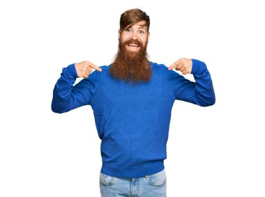 Genç İrlandalı kızıl saçlı, günlük kıyafetler giyen, kendine güvenen, yüzünde gülümseme olan, kendini gururlu ve mutlu gösteren bir adam.. 