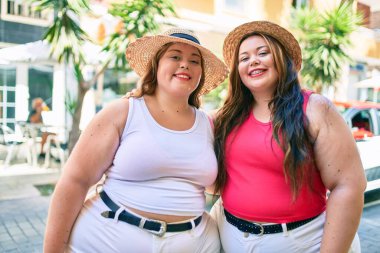 İki kilolu şişman kız kardeş. Açık havada sarılan ikiz kadınlar.