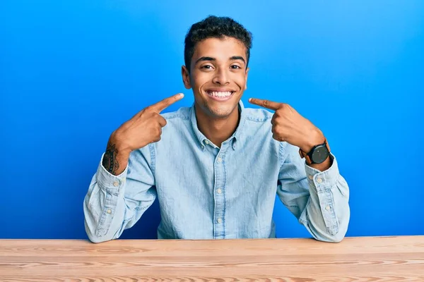 Ung Vacker Afrikansk Amerikan Man Bär Casual Kläder Sitter Bordet — Stockfoto