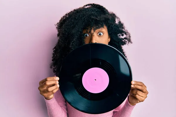 Afrikaans Amerikaanse Vrouw Met Afro Haar Holding Vinyl Disc Vieren — Stockfoto