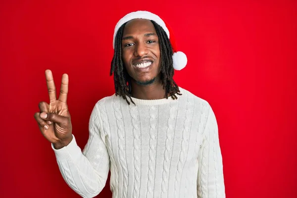 Hombre Afroamericano Con Trenzas Con Sombrero Navidad Mostrando Señalando Hacia —  Fotos de Stock