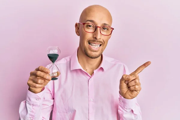 Uomo Calvo Con Barba Che Tiene Orologio Sabbia Sorridente Felice — Foto Stock