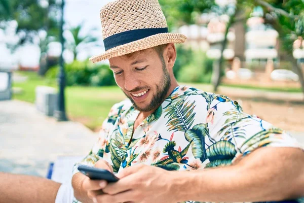 Caucasian Handsome Man Smiling Happy Outdoors Using Smartphone — Stock Photo, Image