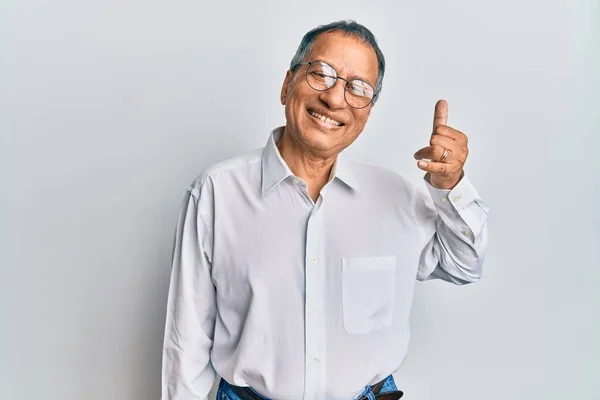 Homem Indiano Meia Idade Vestindo Roupas Casuais Óculos Sorrindo Fazendo — Fotografia de Stock