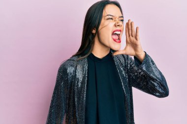 Genç İspanyol kız parti ceketi giyip el ele tutuşarak bağırıyor ve çığlık atıyordu. iletişim konsepti. 