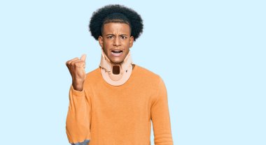 Afro saçlı, boyun yakalı kızgın ve kızgın bir Afro-Amerikan adam öfkeyle bağırırken yumruğunu kaldırıyor. öfke ve agresif konsept. 