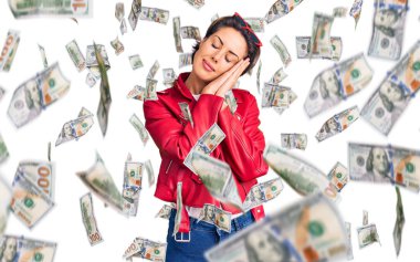 Genç, güzel bir kadın kırmızı deri ceket giyer, uyur, yorgun düşler görür, ellerle poz verir, gözleri kapalı gülümserdi..