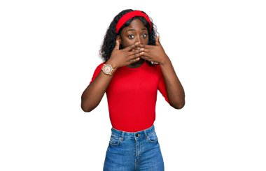 Gündelik giysiler giyen güzel Afrikalı genç bir kadın yanlışlıkla elleriyle ağzını kapatırken şok oldu. gizli kavram. 