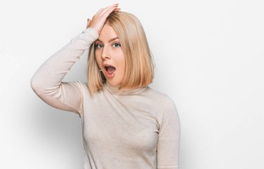 Gündelik giysiler giyen genç sarışın kadın bir hata sonucu el ele verilirken şaşırdı. Hatayı hatırla. Unuttum, kötü hafıza kavramı. 