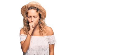 Yazlık şapka takan güzel beyaz kadın kendini iyi hissetmiyor ve soğuk algınlığı veya bronşitin belirtisi olarak öksürüyor. sağlık hizmeti kavramı. 