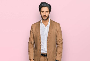 İş kıyafetleri giyen, kuşkucu ve gergin genç İspanyol bir adam sorun yüzünden üzgün. negatif kişi. 