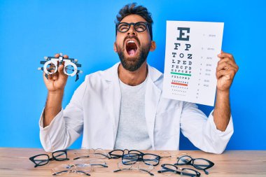 Optometri gözlüklü ve kağıdında kızgın ve kızgın bağıran öfkeli, öfkeyle bağıran öfkeli mektuplar olan İspanyol bir adam.. 