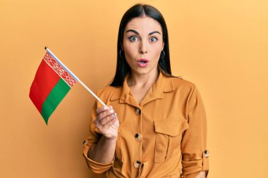 Beyaz bayrak tutan genç esmer kadın ağzı açık kalmış, korkmuş ve hayrete düşmüştü. 