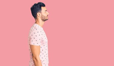 Genç, yakışıklı, günlük kıyafetler giyen, rahat bir görünüm takınan, kendine güvenen, kendine güvenen bir gülümseme takınan bir İspanyol.. 