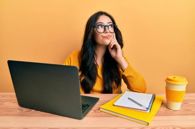 Ofiste çalışan güzel, esmer, gözlüklü, ciddi yüzlü, eli çeneli bir kadın. Kafa karıştırıcı bir fikir hakkında düşünceli. 