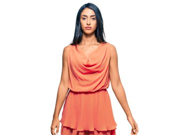 Yüzünde ciddi bir ifade olan yazlık elbise giyen güzel İspanyol kadın. Basit ve doğal bir şekilde kameraya bakıyorsun.. 