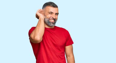 Orta yaşlı, sıradan kıyafetler giyen, ağzı kulaklarında gülümseyen ve dedikodulara kulak misafiri olan yakışıklı bir adam. Sağırlık kavramı. 