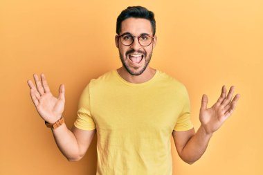 Gündelik kıyafetler ve gözlük takan genç İspanyol adam başarının çılgınlığını kutluyor. Kolları havada ve gözleri kapalı, heyecanlı çığlıklar atıyorlar. Kazanan konsept 