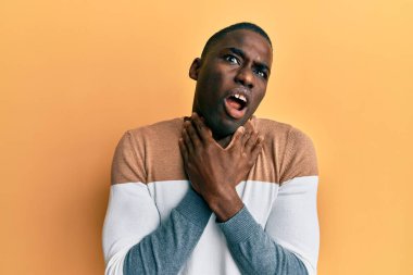 Genç, Afro-Amerikan bir adam günlük kıyafetler giyip bağırıyor ve boğularak ölüyor çünkü boğularak can yakıyor. Sağlık problemi. Boğulma ve intihar konsepti. 