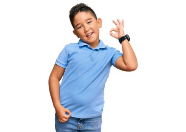 Günlük kıyafetler giyen, gülümseyen küçük İspanyol çocuk el ve parmaklarıyla 