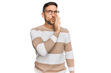 Sakallı, sıradan kıyafetler ve gözlüklü yakışıklı adam. El ele ağıza, gizli dedikodular, kötü niyetli konuşmalar. 