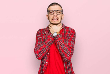 İspanyol asıllı genç adam sıradan kıyafetler giyip boğularak can çekişiyor çünkü boğularak ölüyor. Sağlık problemi. Boğulma ve intihar konsepti. 