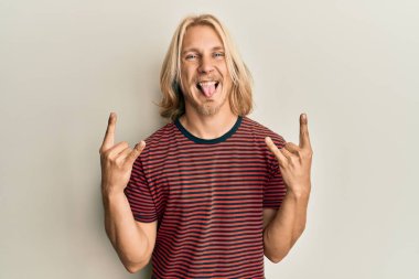 Kafkasyalı, uzun saçlı, taş jestler yapan, dilini dışarı çıkaran, komik bir ifadeyle mutlu bir genç.. 