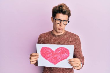 Kalbi olan yakışıklı beyaz bir adam sıkıntılı ve endişeli, sinirli ve korkmuş. hüzünlü ifade. 