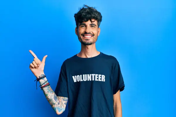 Junger Hispanischer Mann Freiwilligen Shirt Fröhlich Mit Einem Lächeln Gesicht — Stockfoto