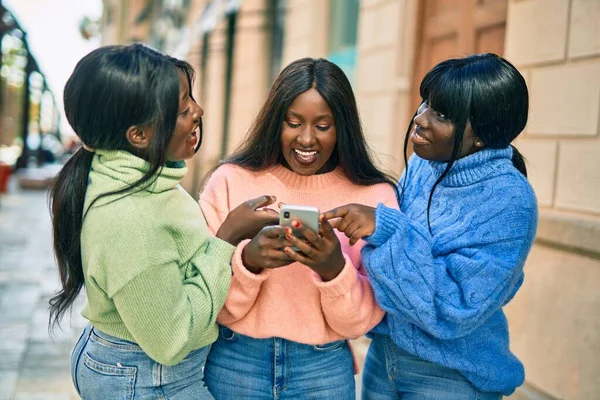 아프리카 미국인 친구들 도시에서 스마트폰으로 행복하게 있습니다 — 스톡 사진