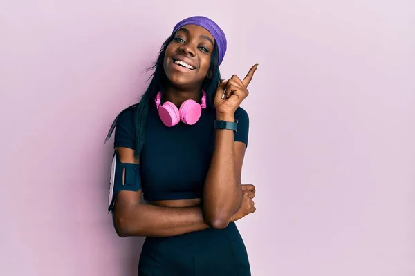 Jonge Afro Amerikaanse Vrouw Draagt Sportkleding Gebruikt Een Koptelefoon Met — Stockfoto