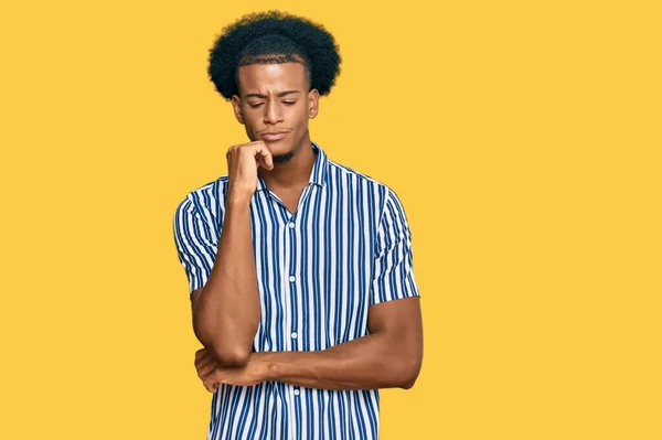 Africký Američan Afro Vlasy Sobě Ležérní Oblečení Myšlení Vypadat Unaveně — Stock fotografie