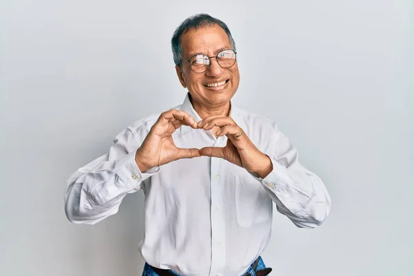 Homem Indiano Meia Idade Vestindo Roupas Casuais Óculos Sorrindo Amor — Fotografia de Stock