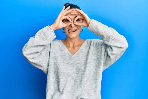 Jonge Latijns Amerikaanse Vrouw Casual Kleding Doet Gebaar Als Verrekijker — Stockfoto