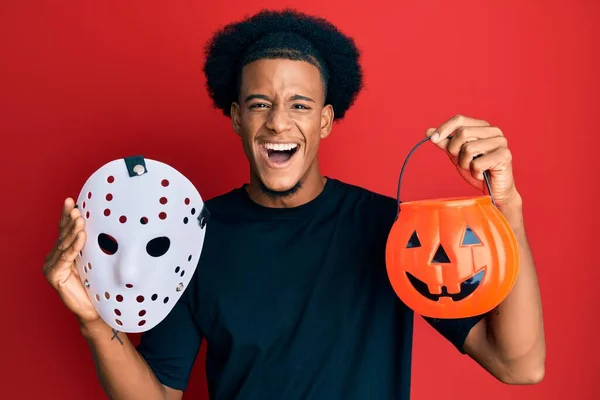 Afro Amerikanischer Mann Mit Afro Haaren Hockeymaske Und Halloween Pumpking — Stockfoto