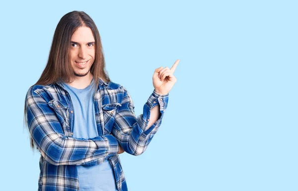 Junger Erwachsener Mann Mit Langen Haaren Trägt Lässiges Hemd Mit — Stockfoto