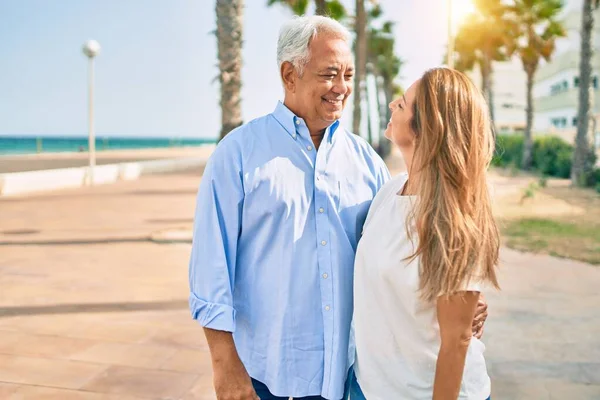 Pareja Hispana Mediana Edad Sonriendo Feliz Abrazándose Paseo Marítimo — Foto de Stock