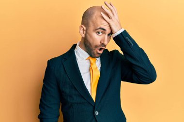 İş elbisesi giyen ve kravat takan genç bir İspanyol hata sonucu elleri kafalarında şaşırmış. Hatayı hatırla. Unuttum, kötü hafıza kavramı. 