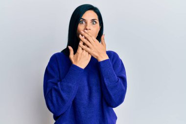 Günlük giysiler giyen genç beyaz kadın yanlışlıkla elleri ile ağzını kapatırken şok oldu. gizli kavram. 