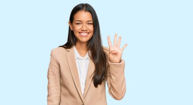 Güzel İspanyol kadın iş ceketi giyiyor ve parmaklarıyla dört numarayı gösterip gülümserken kendinden emin ve mutlu.. 