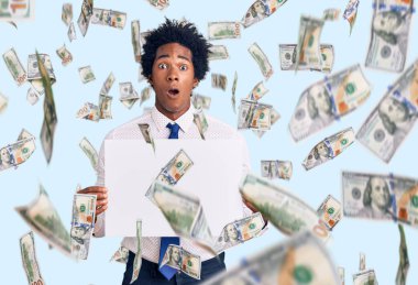 Afro saçlı, boş afiş taşıyan yakışıklı Afro-Amerikalı adam ağzı açık kalmış, korkmuş ve hayrete düşmüş.