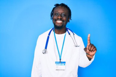 Saç örgülü, doktor steteskobu ve kimlik kartı takan genç Afro-Amerikan bir adam başarılı bir fikirle işaret etti. Heyecanlı ve mutlu. Bir numara.. 