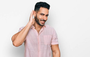 Sakallı, sıradan tişörtlü, ağzı kulaklarında, dedikodu ve dedikoduları dinleyen İspanyol bir adam. Sağırlık kavramı. 