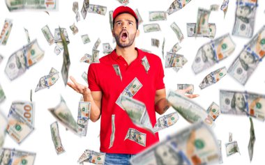 Genç, yakışıklı, kurye üniforması giyen deli gibi bağıran, sinirli ifadeli ve kollarını kaldırmış İspanyol bir adam. hüsran kavramı.