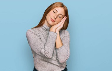 Genç İrlandalı kadın gündelik giysiler giyip uyuyordu. Yorgun düşler görüyordu. Elleriyle poz verirken gözleri kapalıydı.. 