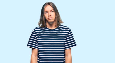 Uzun saçlı, sıradan çizgili tişörtler giyen yakışıklı beyaz bir adam. Depresyonda ve sıkıntıdan endişe ediyor. Kızgın ve korkmuş. hüzünlü ifade. 