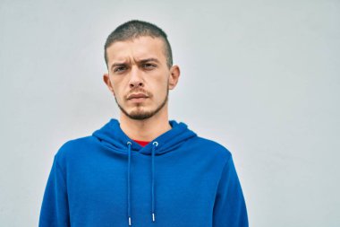 Şehirde dikilen ciddi ifadeli genç İspanyol bir adam..