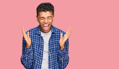 Genç, yakışıklı, Afro-Amerikalı sıradan kıyafetler giyen, çılgın ve çılgın başarısını kutlayan, kollarını kaldırmış, gözlerini kapatmış heyecanlı çığlıklar atan bir adam. Kazanan konsept 