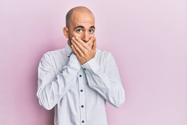 Gündelik kıyafetler giyen genç İspanyol adam yanlışlıkla elleri ile ağzını kapatırken şok oldu. gizli kavram. 