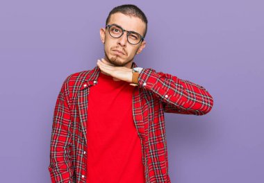 İspanyol asıllı genç adam gündelik giysiler giyip boğazını bıçak niyetine kesiyor, saldırganlığı şiddetle tehdit ediyor. 